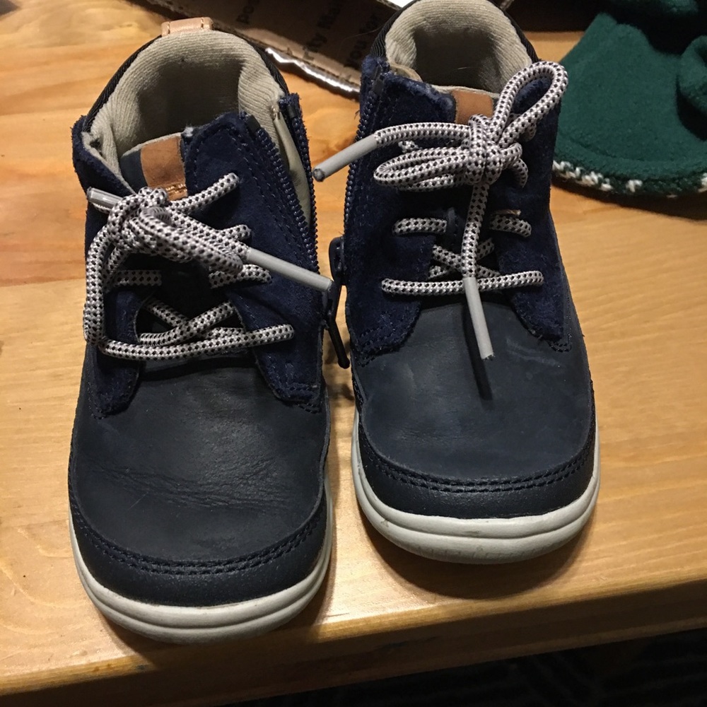Clark’s toddler boy sneaker/ dress shoes size 5W